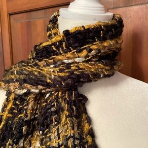 🌸 3/$20 Like New Black and Gold Knit Scarf